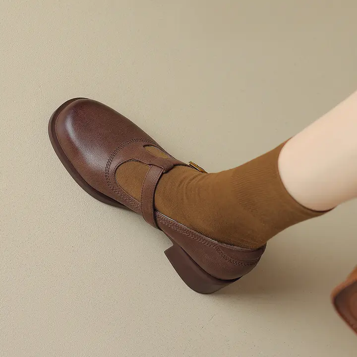 レトロデザインの小さな革靴【粗いヒール・裏地に加えた極上の柔らかさ・T字ストラップ・ラビットファー】