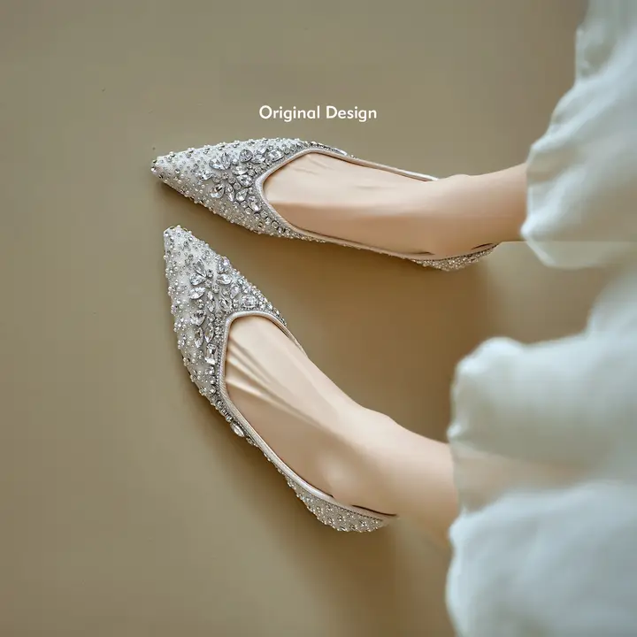 羊皮製 フレンチスタイル ポイントトゥ ラインストーン付き 太ヒール 浅履きパンプス【通勤向け・優雅な雰囲気】