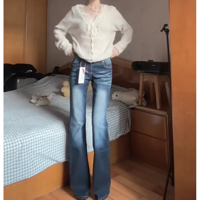 スリットフレアパンツはどんな感じ？アメリカンレトロ風フレアデニムパンツの実際のフィット感と使用シーン