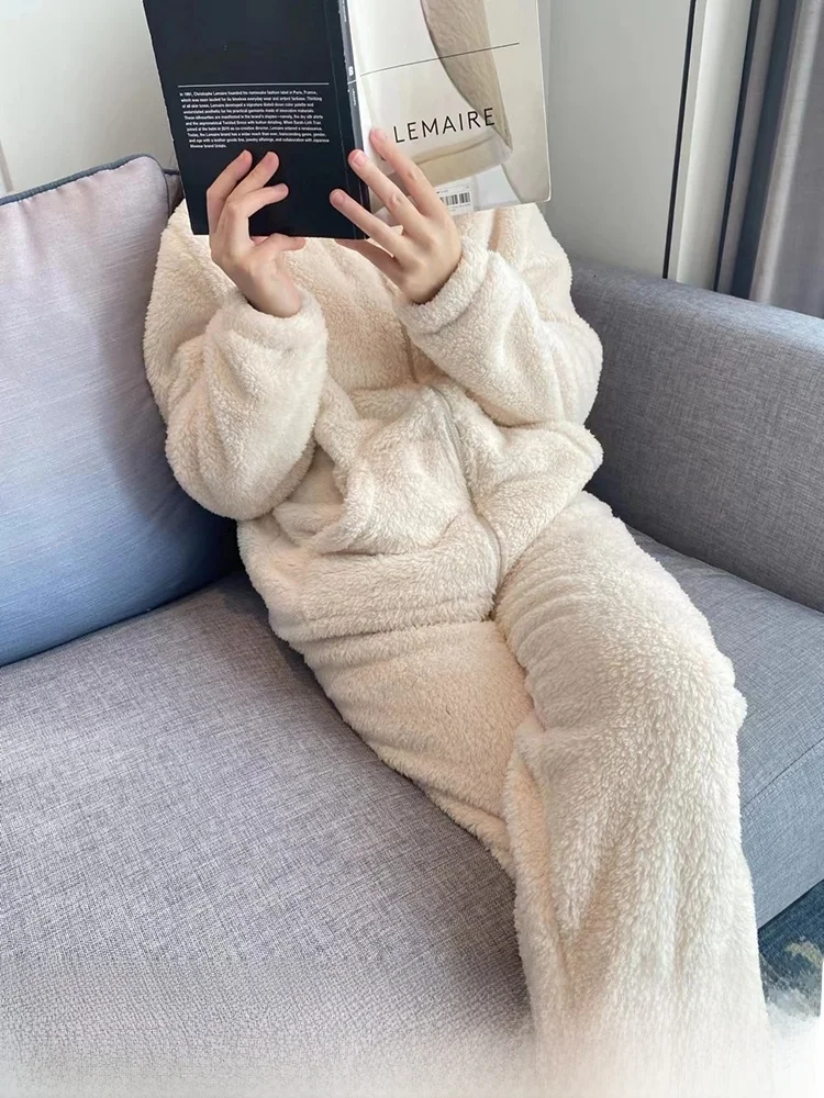 30代男性が好きな女性の冬の服装として人気のルームウェアセットアップ