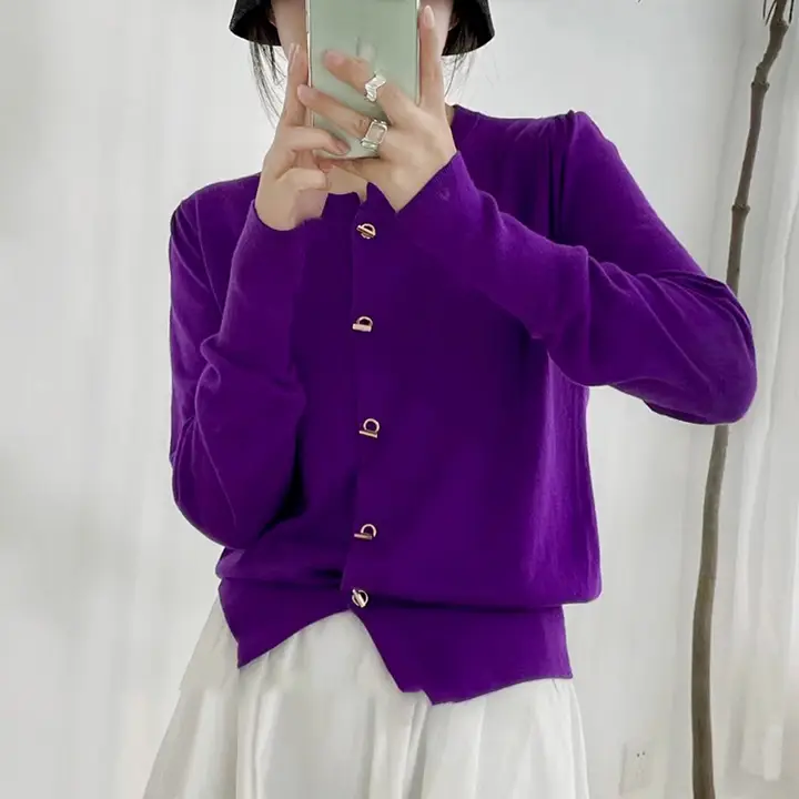 春秋用 レディース メタルボタン付き ニットカーディガン【ショート丈・カジュアルスタイル】