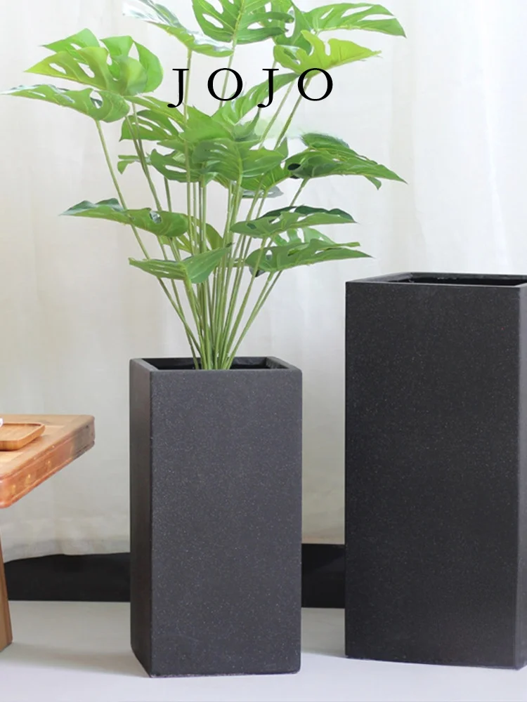ほったらかしで毎年咲く花を育てるための屋外用フラワーポット