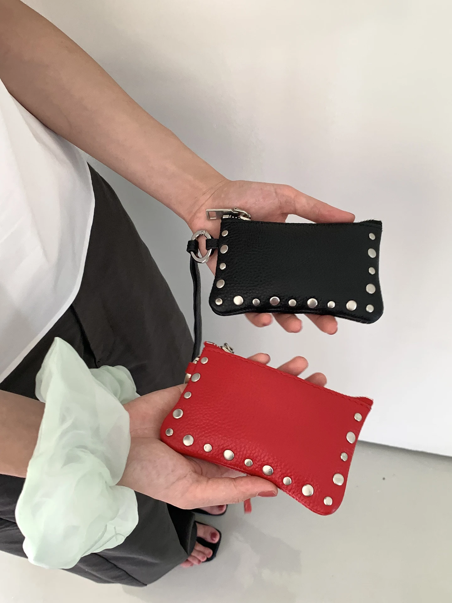 バッグと財布、どちらが日常の中心になるべき？一万円台で揃えるべきアイテムはこれ！