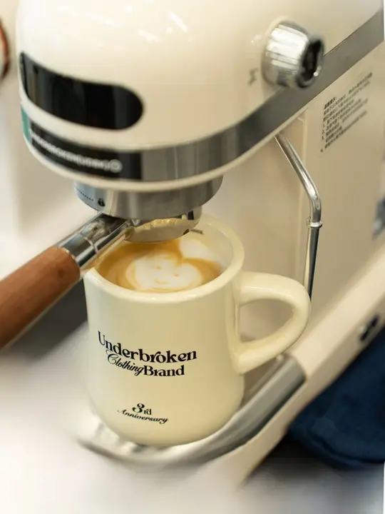 Underbroken(UDBK) 限定デザインの腰細マグカップ【レトロスタイル・陶器製】