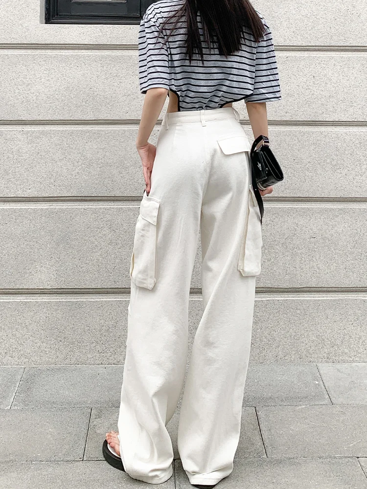 白のデニムパンツ：高腰スリムフィットで四季通用のスタイリングを実現