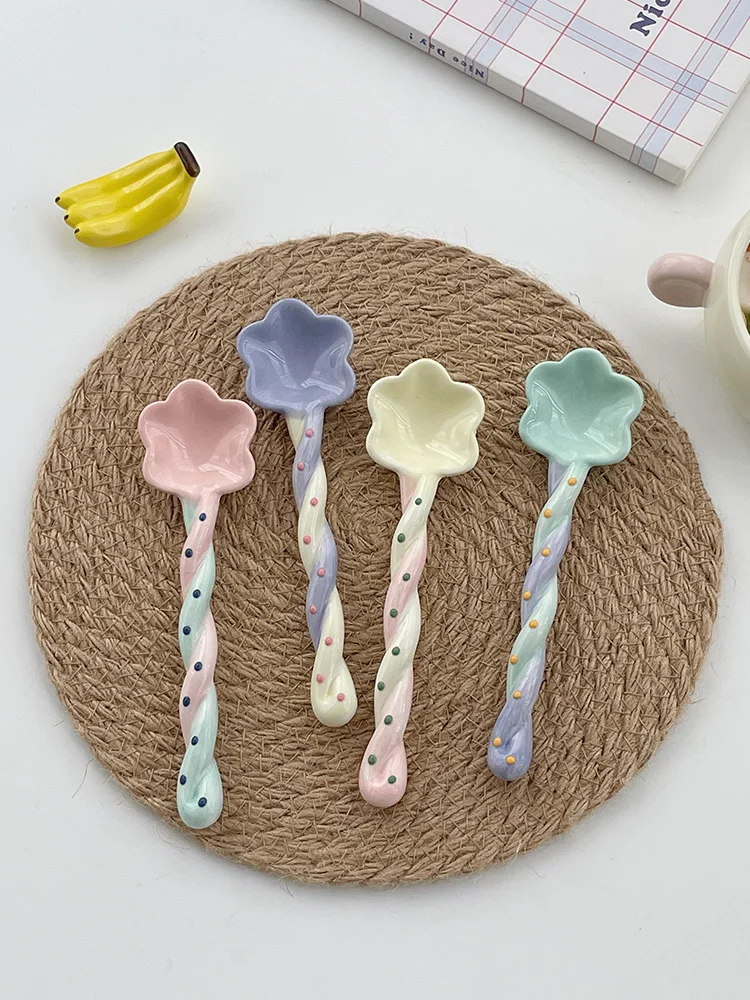 少女心をくすぐる花柄陶器スプーン：おしゃれな洋食器のインテリアデザイン実用性解析