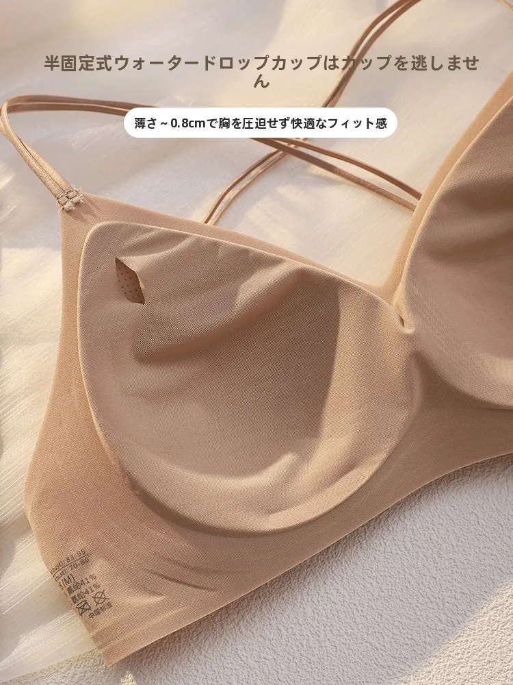 小胸プッシュアップブラ：細いストラップで美背を実現する薄型デザイン