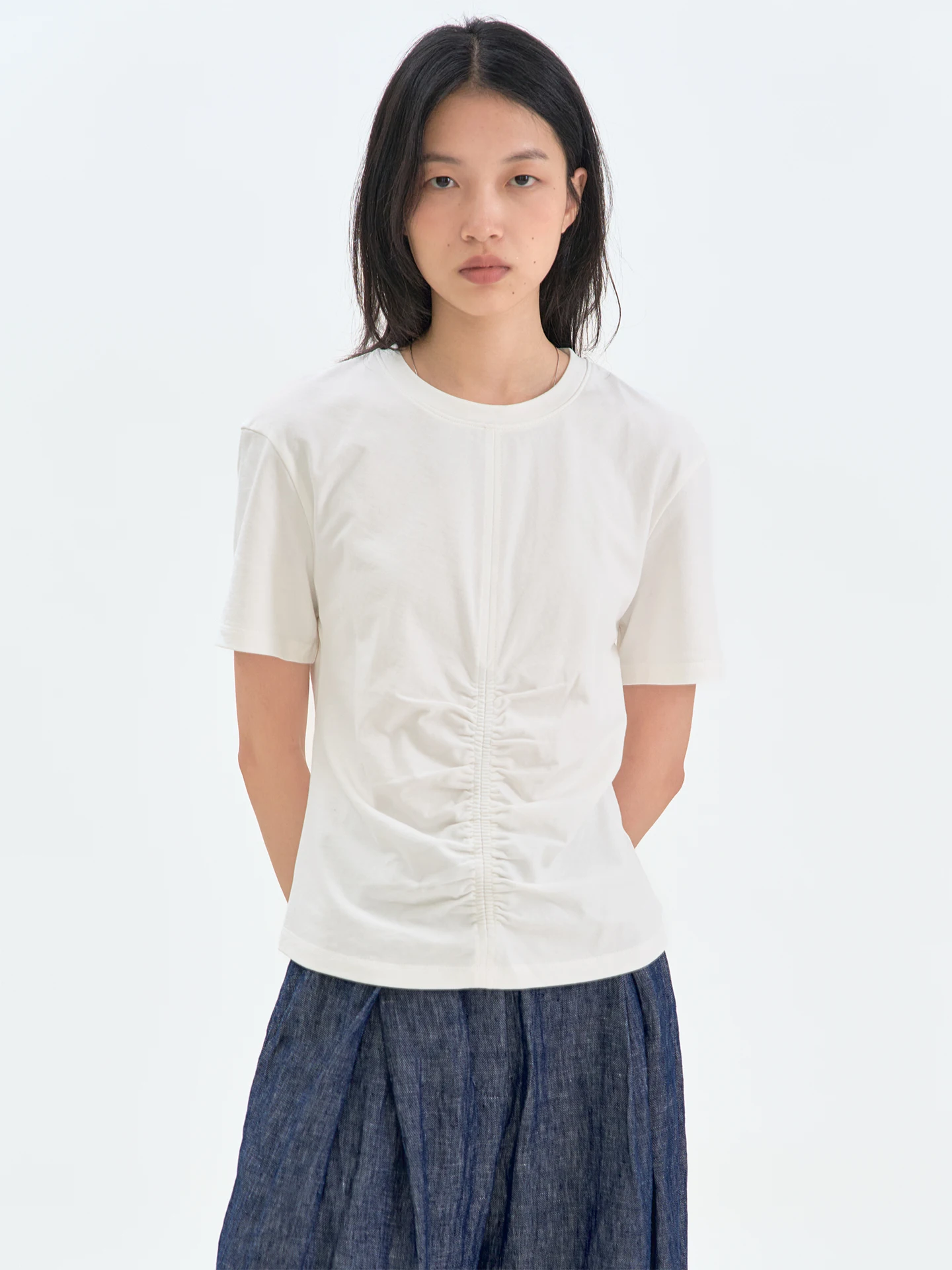 「Tシャツズボンに入れる」のは可能？黒白のシンプルTシャツが通勤スタイルを救う理由