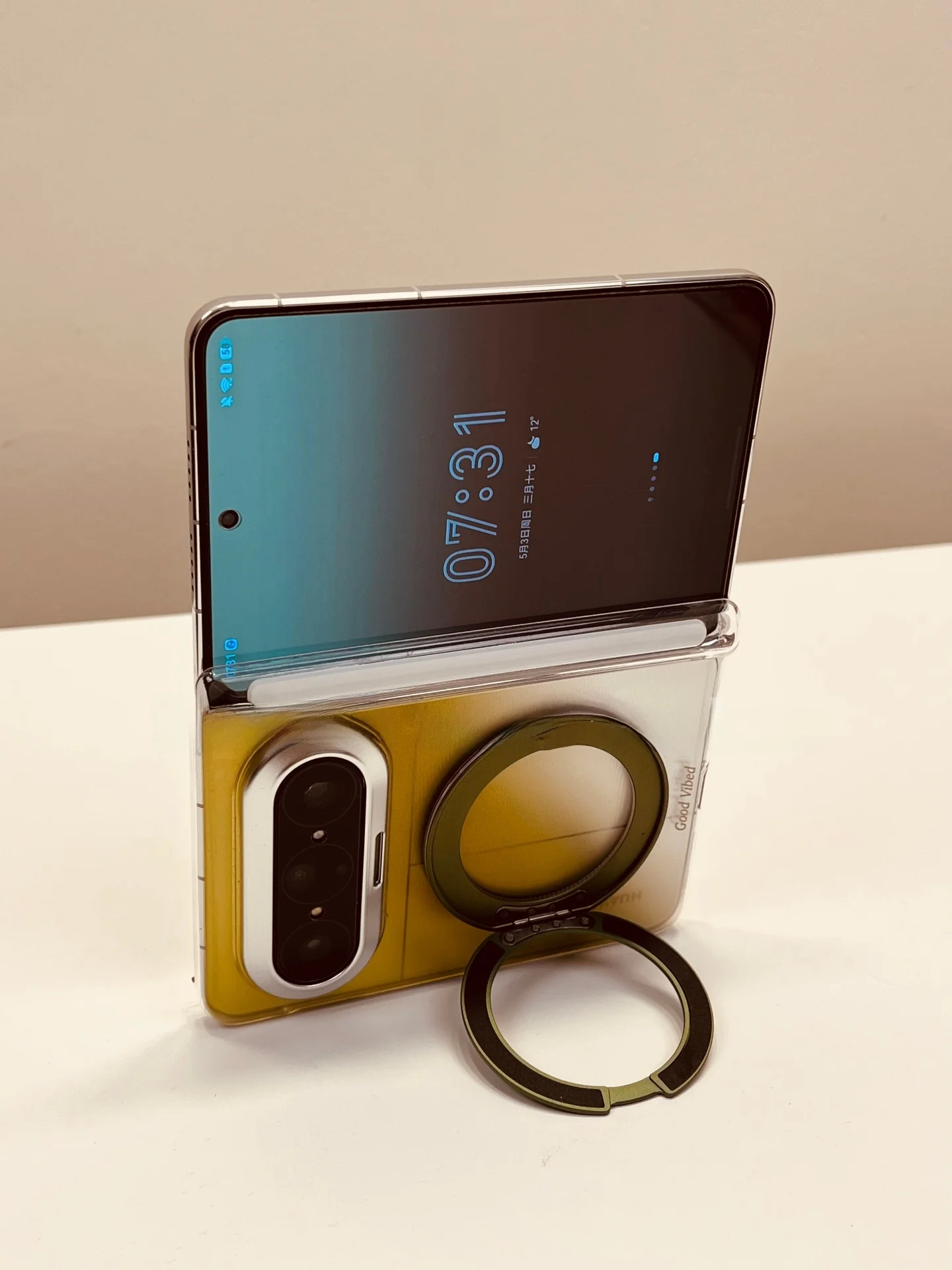 携帯の後ろにつけるやつ：透明グラデーションの緑色支点ホルダーでスマホの安定とデザインを実現