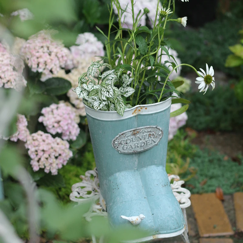 鉄製ガーデンブーツ型花器：ヴィンテージ風の庭や玄関に最適な装飾花器とは