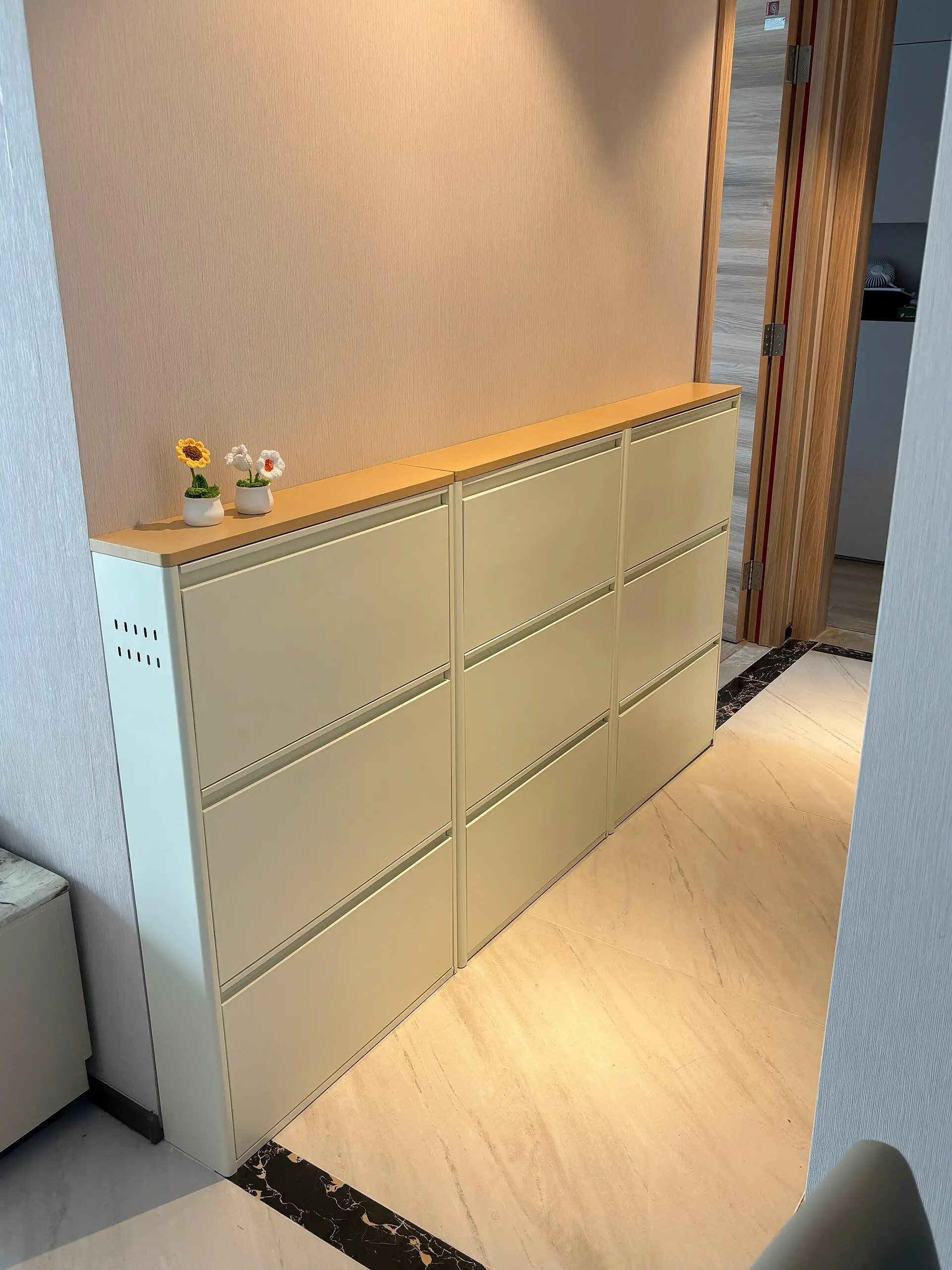 鋼製薄型シューキャビネット：マンション玄関に最適なスリム収納の実用性と設計原理