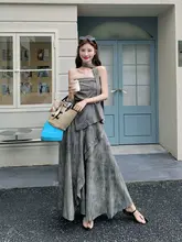 高級感溢れる不規則デザインのストラップレストップスとタイダイ柄のスカート（セットアップ対応）