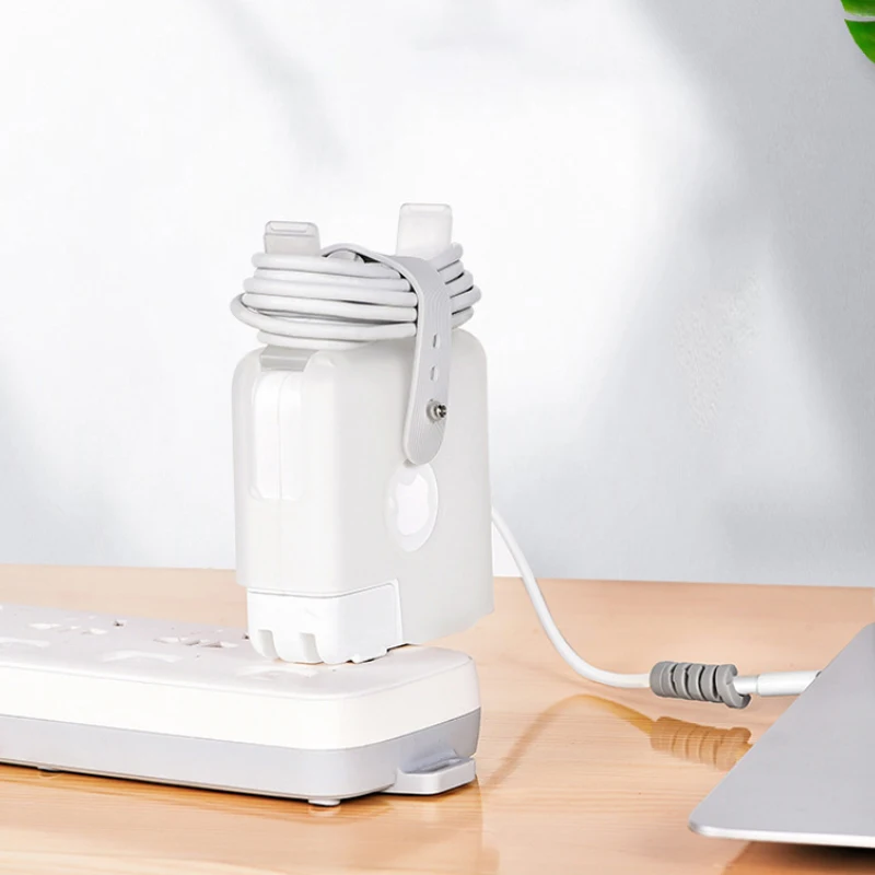 USB-Cハブに電源を供給するには？MacBook Proの充電を整理・保護する1つの答え