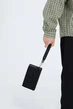 黒レザー手首用ストラップ付きショルダーバッグ【アクセサリー付き・ロックバックル・ハンドルストラップ】
