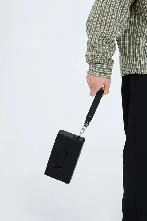 黒レザー手首用ストラップ付きショルダーバッグ【アクセサリー付き・ロックバックル・ハンドルストラップ】