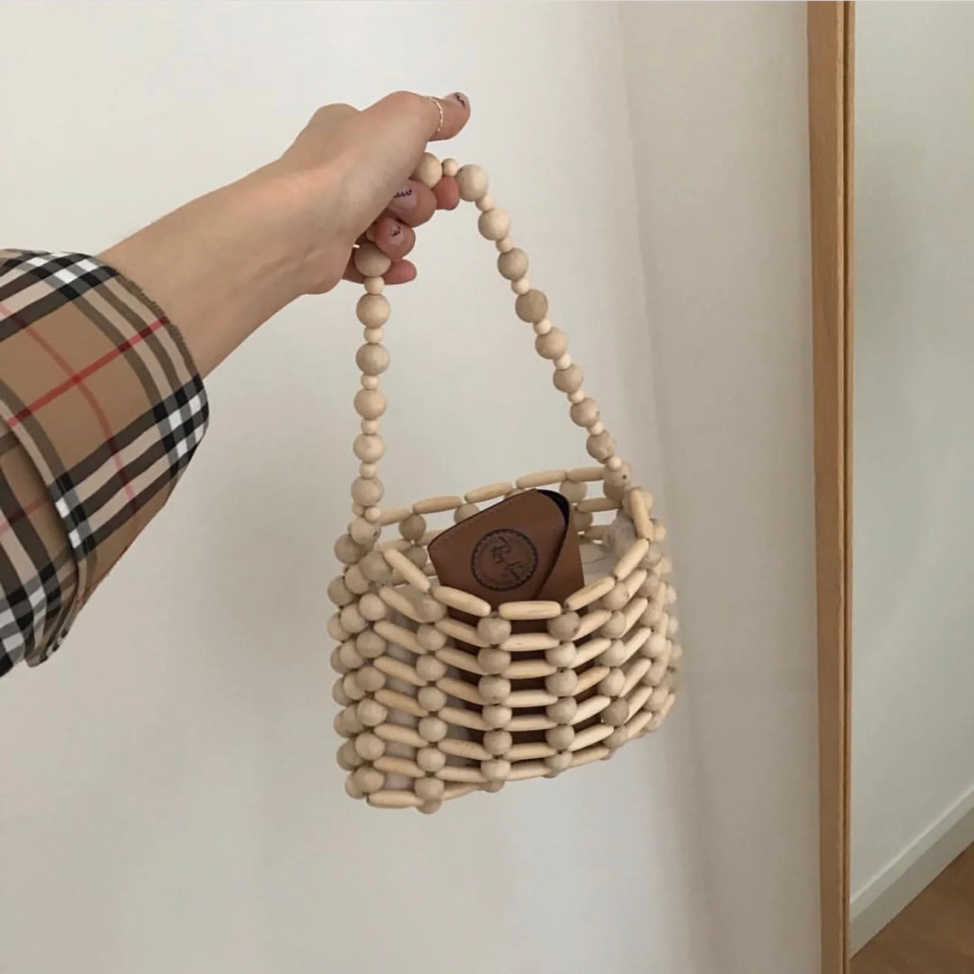 ハンドメイド木製ビーズ手提げバッグ：織り編みデザインで実用性とファッション性を両立