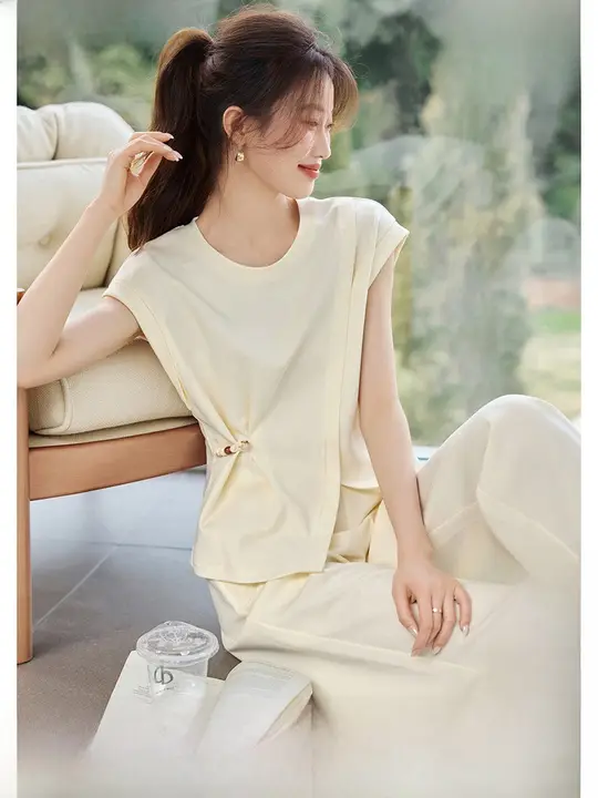 ファッション性が高い短袖トップスとパンツのコーディネート（セットアップ対応）