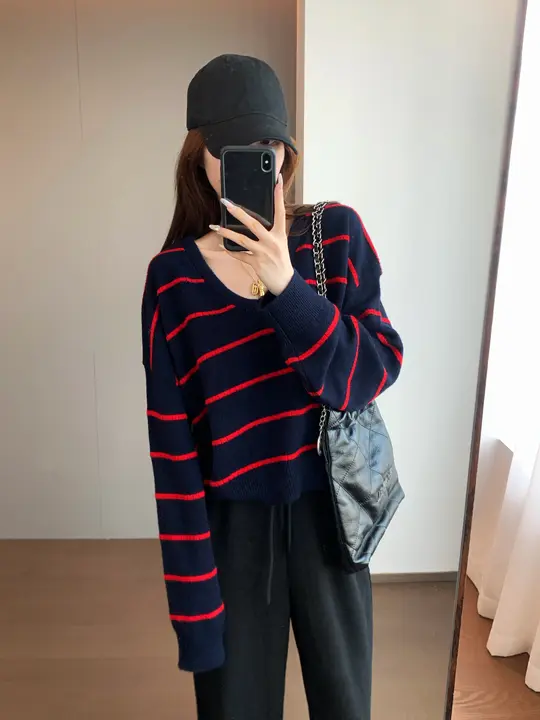 ストライプ柄のVネックゆったりセーター【極上の柔らかさ・落肩袖・グラデーションデザイン】