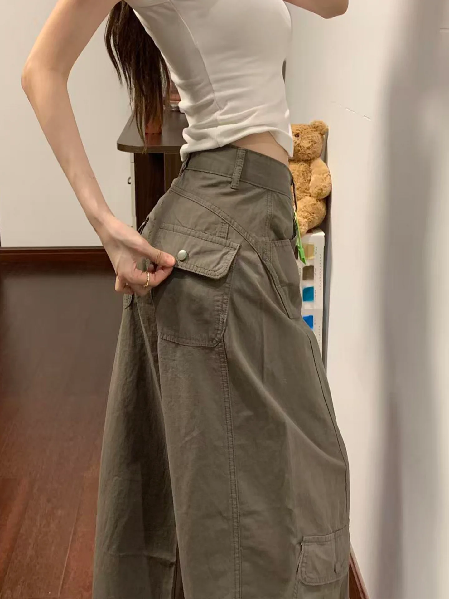 ホワイトカーゴパンツ：レトロ工装ワイドパンツの実用性と着用シーン