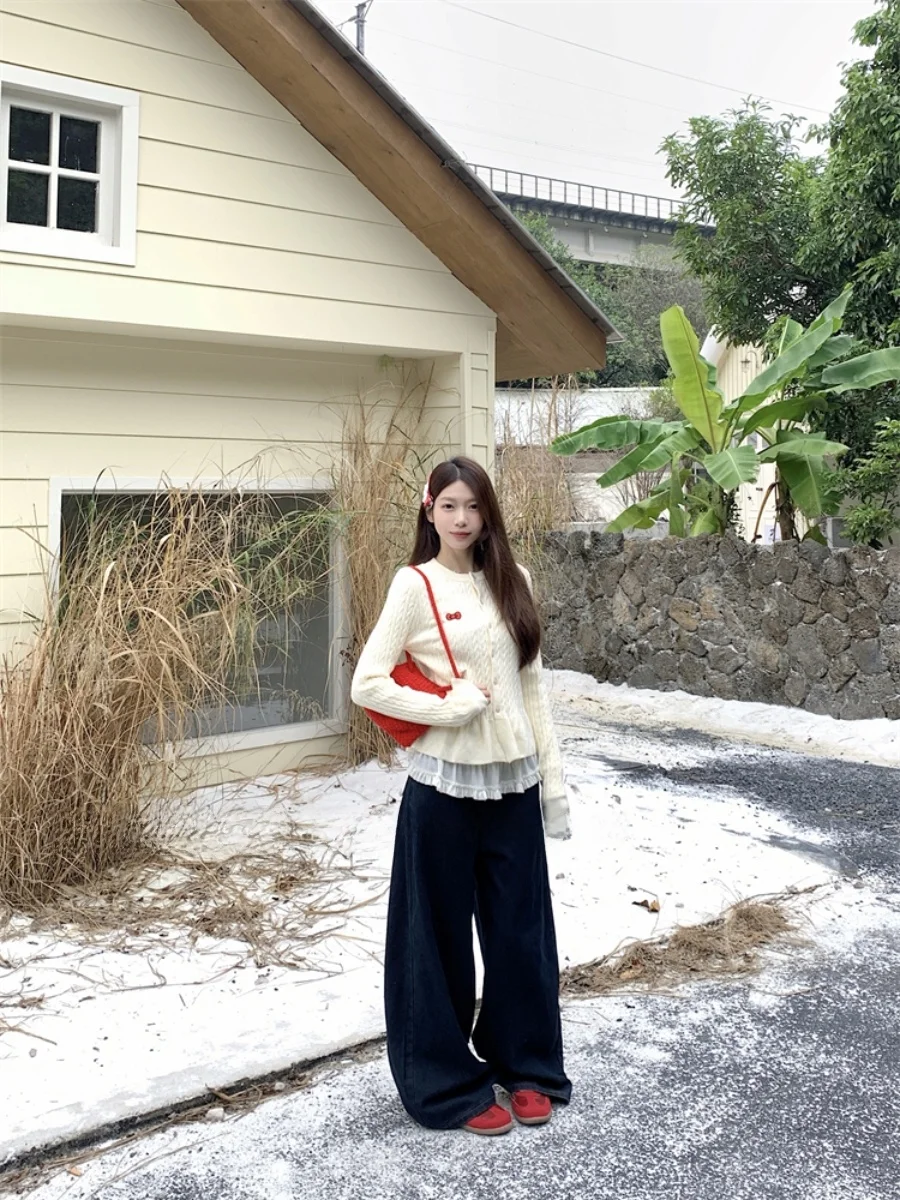 麻花デザインのニットカーディガンとフラワーレースTシャツセット：韓国ファッションらしいかわいいスタイルを実現