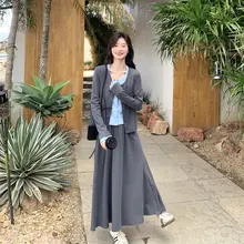 グレーの重ね着風トップスとスカート【カジュアル・秋春用・小柄対応】（セットアップ対応）