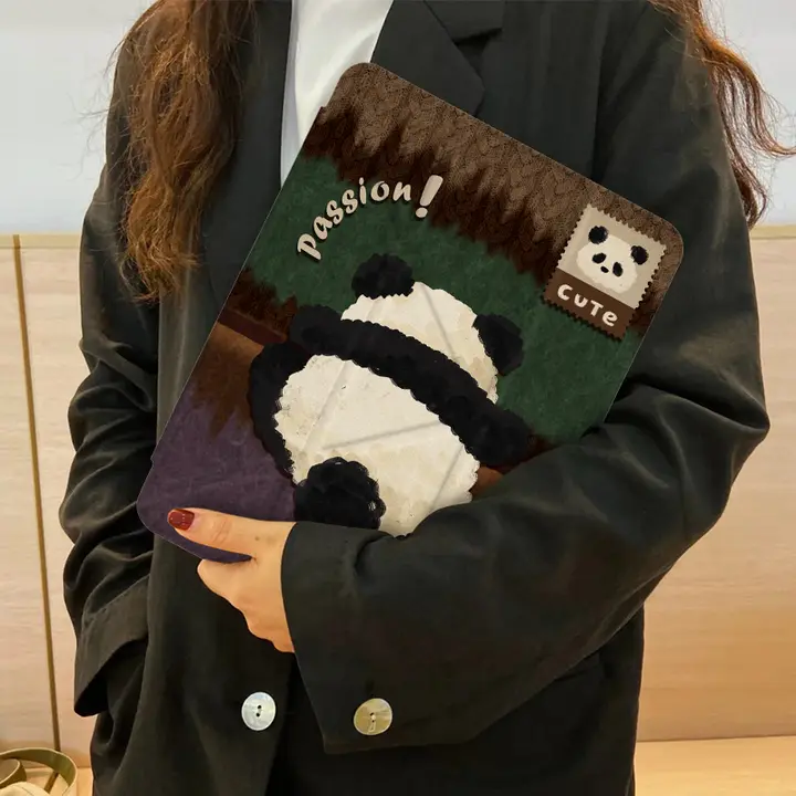 黒白パンダデザインのiPad Air用保護ケース【軽量アクリル・ペンホルダー付き・防弯曲・防落下】（セットアップ対応）