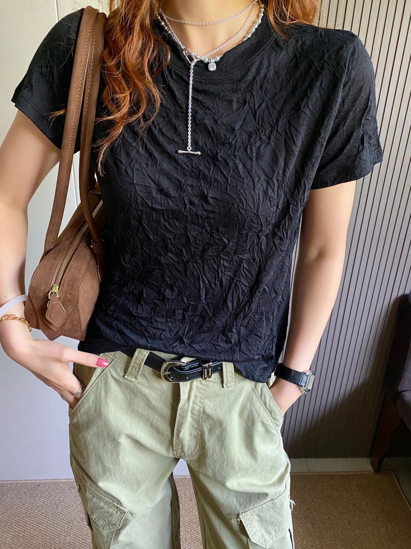 デザインのある皺加工天絲短袖Tシャツ：40代女性の夏カジュアルコーデに最適なスリムフィットスタイル