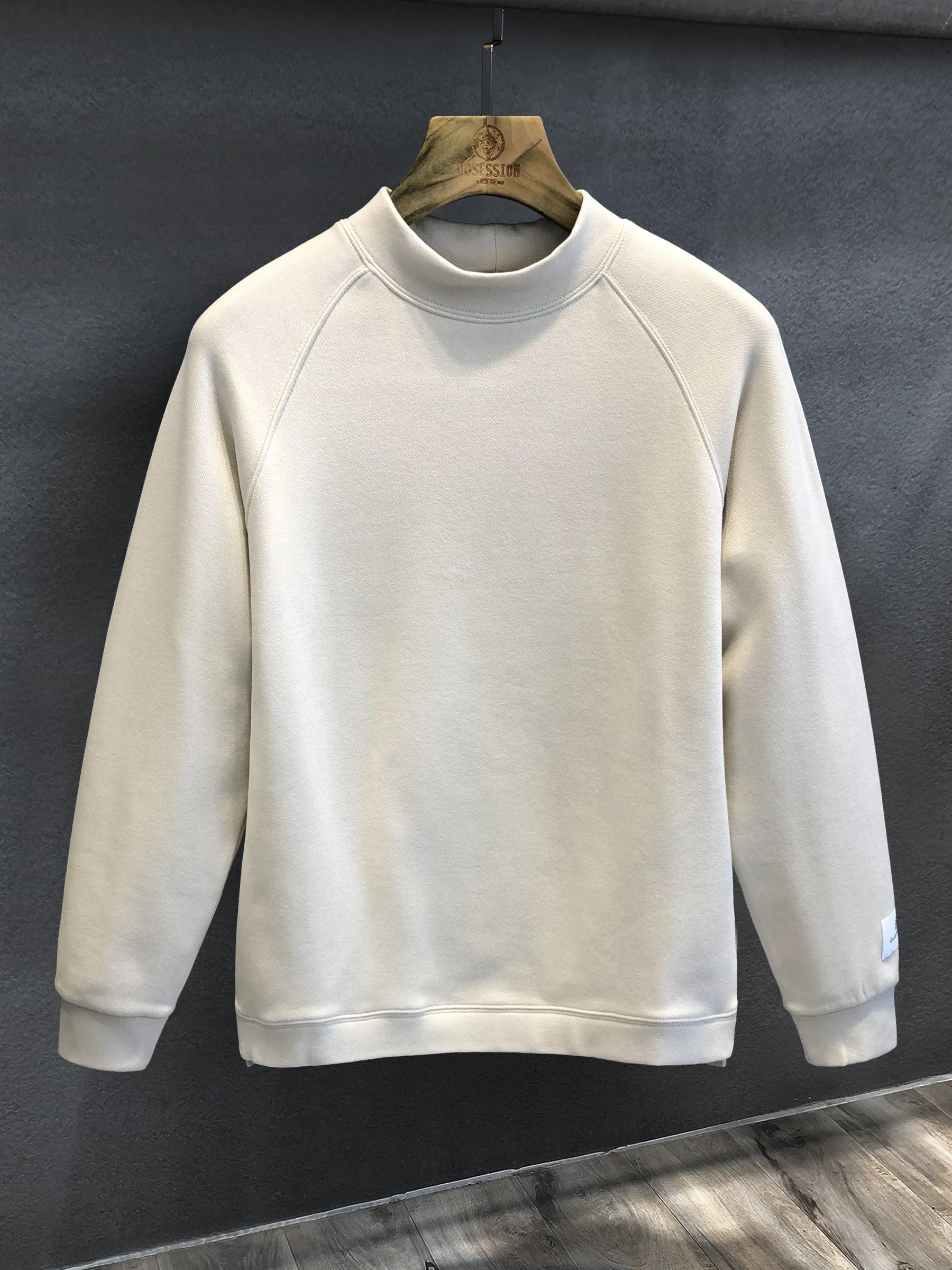 春服 メンズ | 牛乳繊維を使用した厚手ハイネックロングスリーブTシャツのフィット感と素材特性