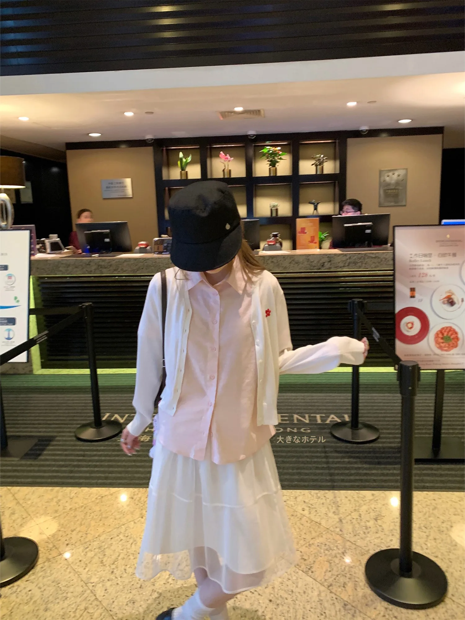 春の淡色コーデにぴったりなアイテムは？クリームホワイトの二重メッシュハーフスカートが解決する理由