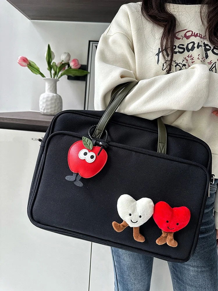 ノートパソコンが入るバッグ レディース おすすめモデル：デザインが可愛い！アップルハートトートバッグ