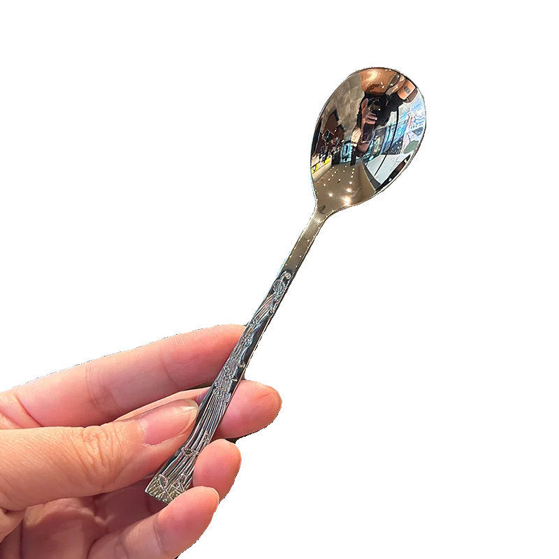 アイスクリーム用スプーン：クリエイティブデザインのステンレスミニスプーンがカフェシーンで実用性を発揮