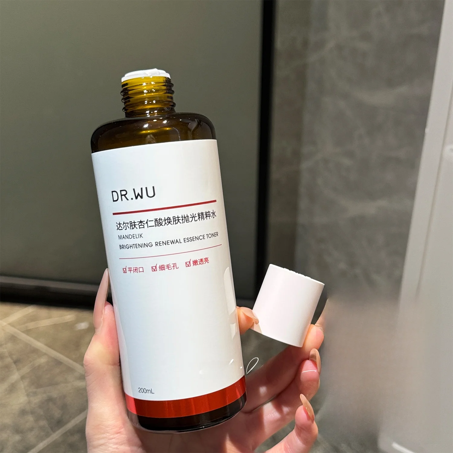 しっとり肌に導くアーモンド酸ピーリング水：朝美容液としての効果と正しい使い方