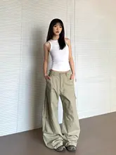おしゃれなベージュのワイドレッグカーゴパンツ【しわ加工・フィット・女性用】