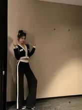 撞色ニットプルオーバーとパンツのカジュアルコーデ（セットアップ対応）