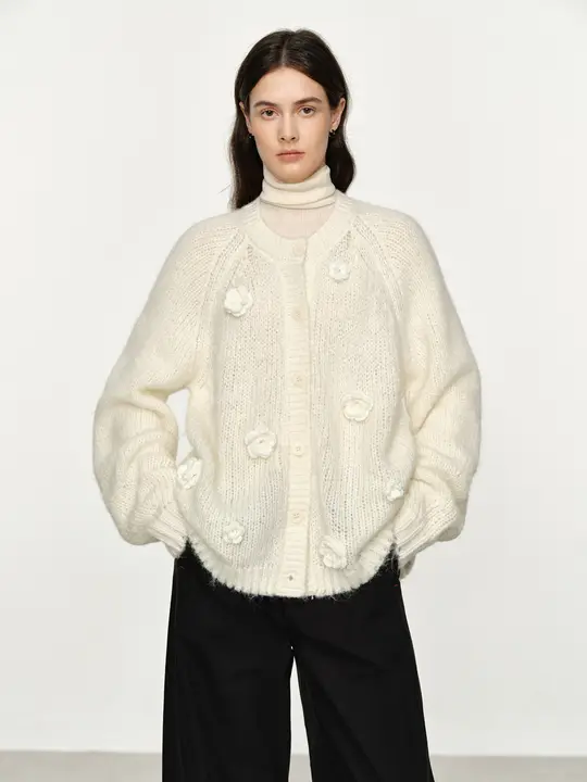 立体花柄のホワイトニットカーディガン【ウールとモヘア使用・秋冬用・手編み】