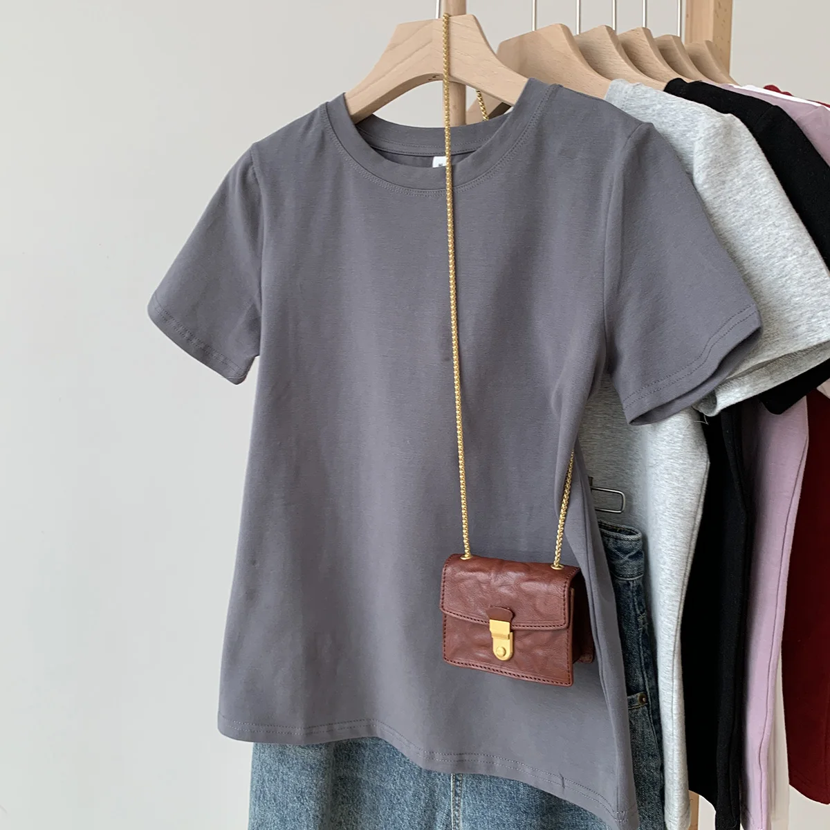 7部袖Tシャツはどう選ぶ？通勤から夏の日常まで、本当の使い勝手を知る