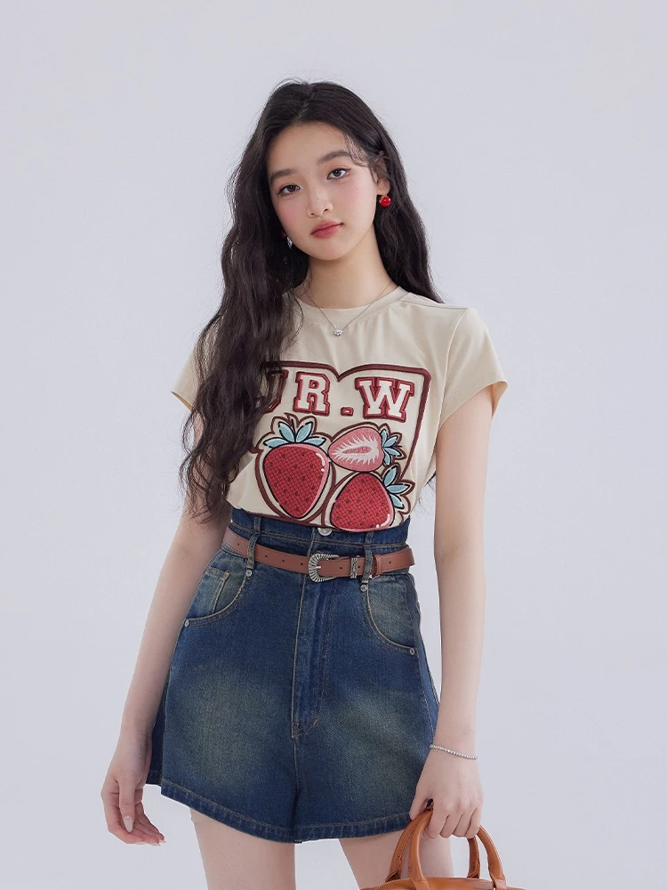 アメリカンビンテージスタイルのTシャツとハイウエストデニムショートパンツセット：高校生が真似しやすいアメリカティーンファッションの実用ガイド