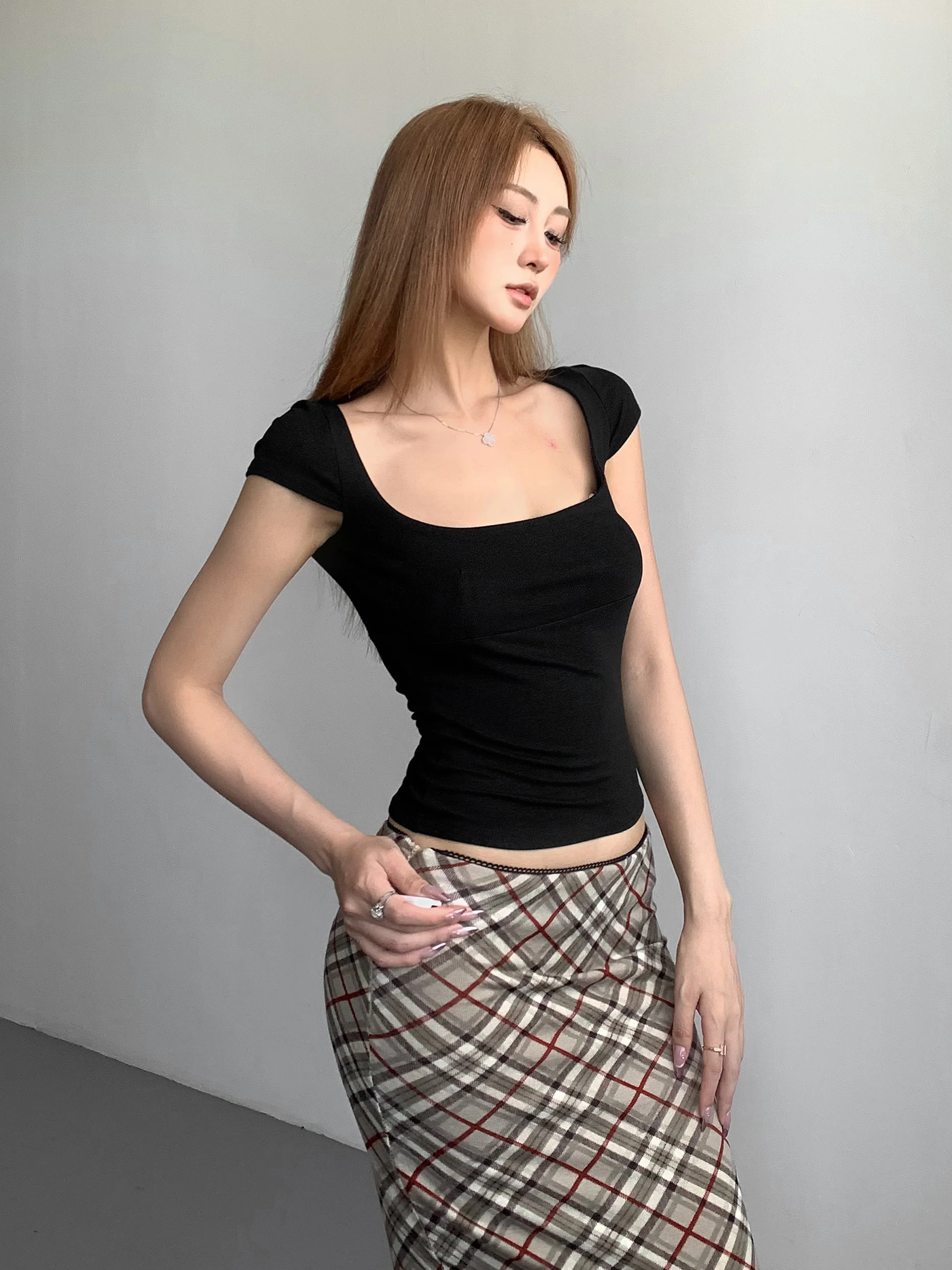 背の低い女性に合うファッションは？厳選4選で背のラインを美しく見せるコツ