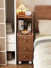 木製の小型キャスター付きナイトテーブル【移動可能・狭い隙間に最適・ロック機能付き】