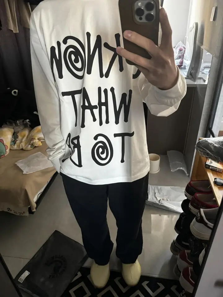 グラフィティ風アルファベットプリント長袖Tシャツ【男女兼用・ゆったりサイズ・コットン】