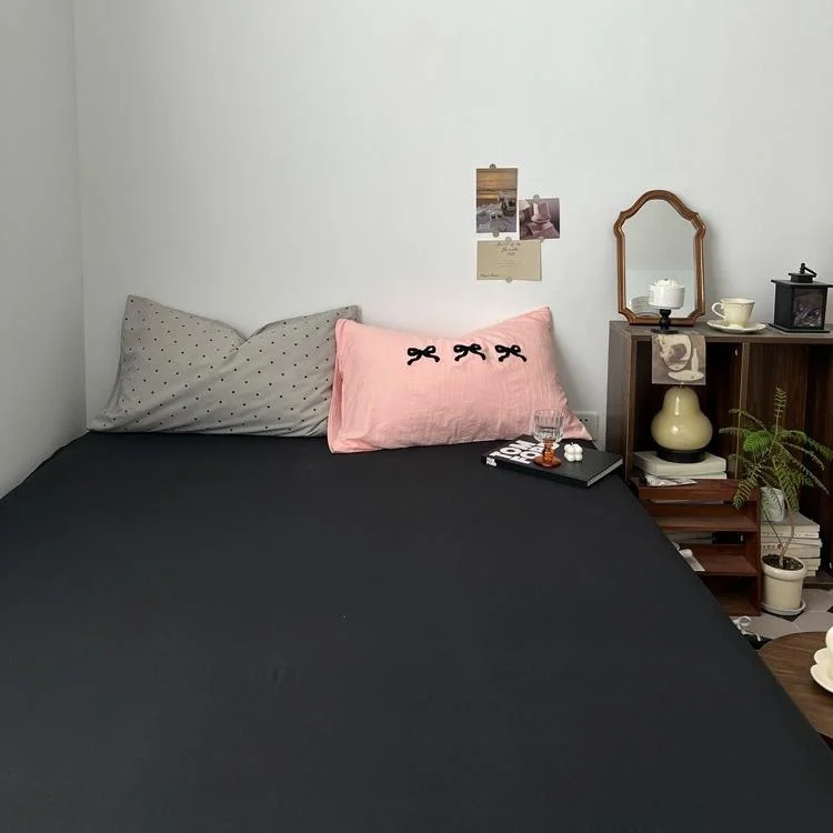寝室イメージを高めるためのベッドカバー3点セット【水洗いコットン・防塵・刺繍枕カバー付き】