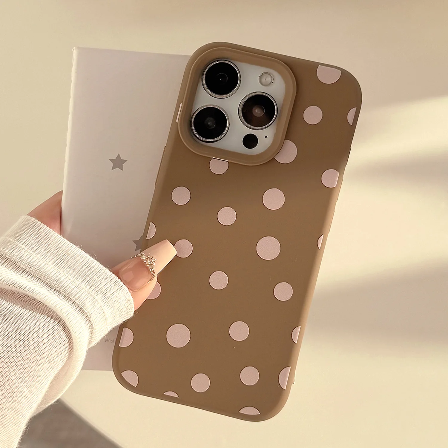 2026年の人気スマホケースは、レトロなドット柄が勝る？