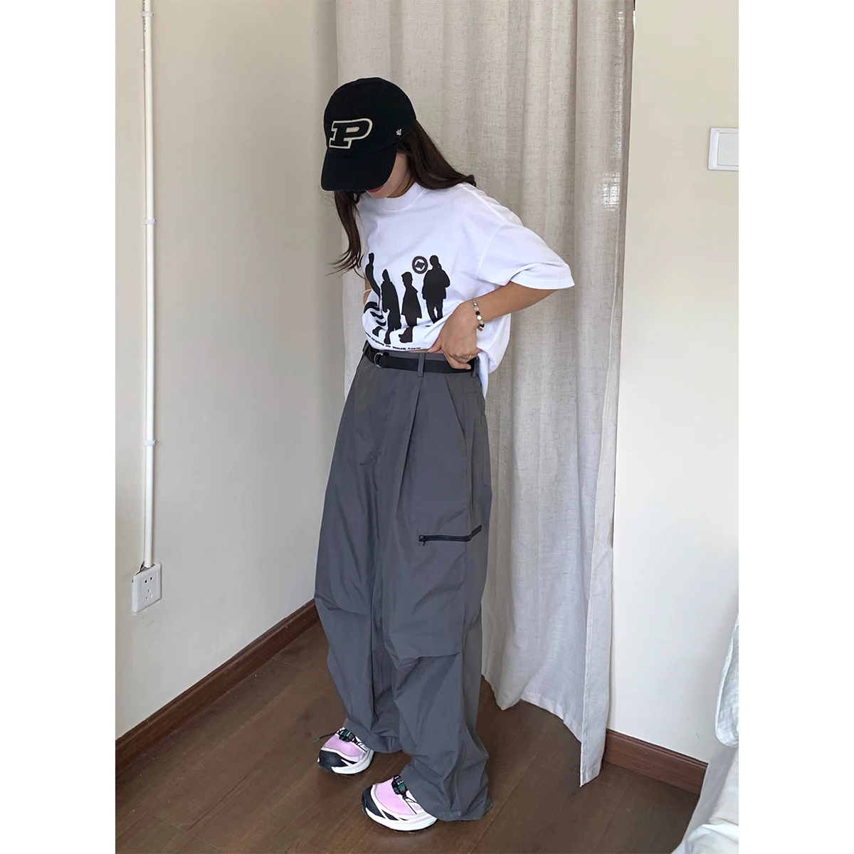 ワイドレッグカーゴパンツ：秋用ブラックフィットモデルの実用性と着こなし