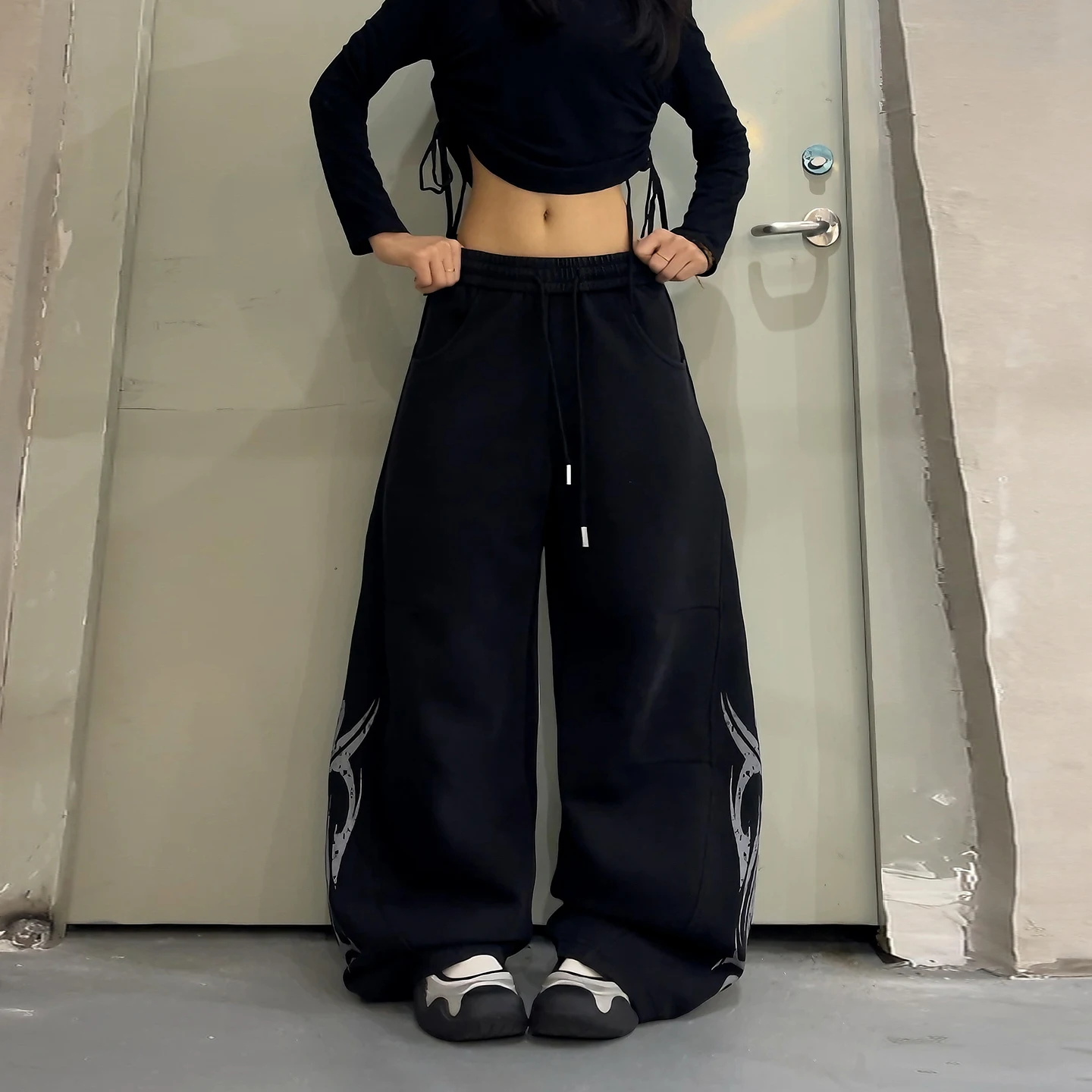ヴィンテージ風ウォッシュ加工トーテムプリント ストレートカジュアルパンツ：黒スウェットパンツの素材とフィット感を徹底解説