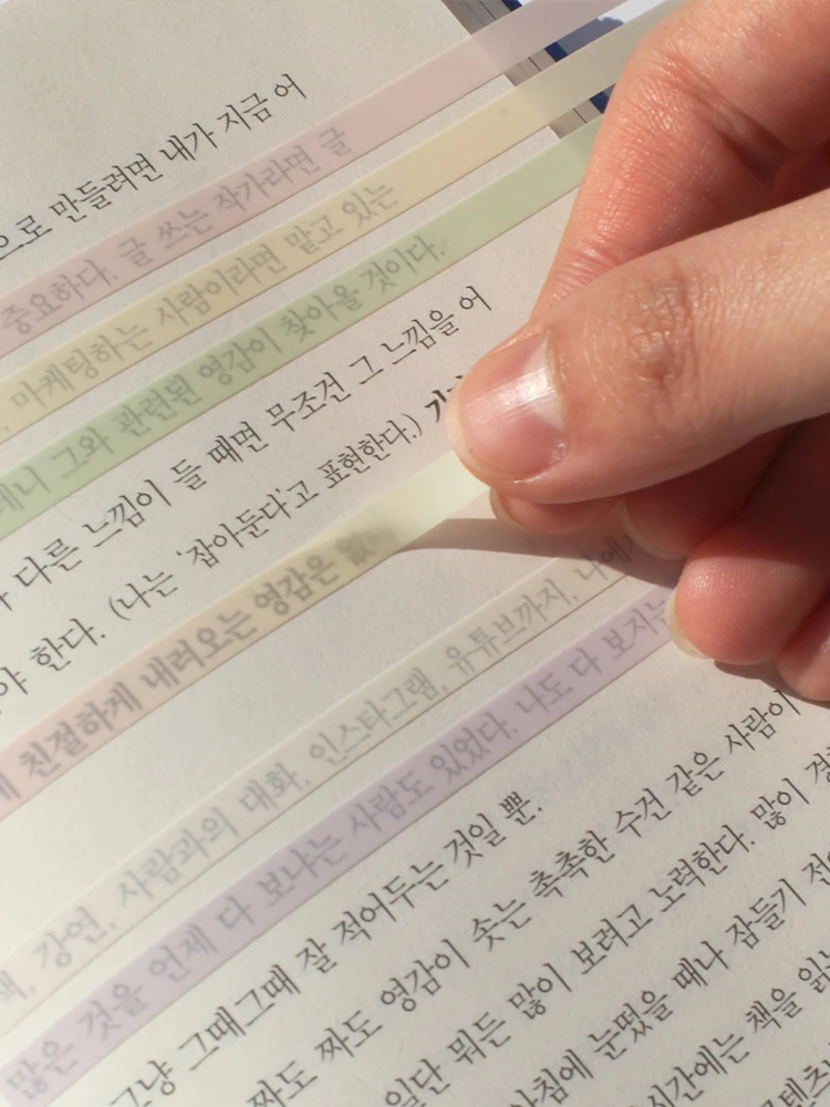上司の机に書類を置く メモに最適なシンプルな長方形インデックス付箋