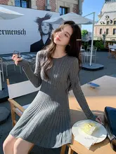 グレーのツイスト編み長袖ニットワンピース【ハイウエスト・スリムシルエット・春用】