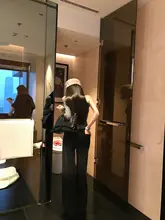 水洗い加工のデニムパンツ【ウエストゴム・ブロンズ装飾・ルーズストレート】