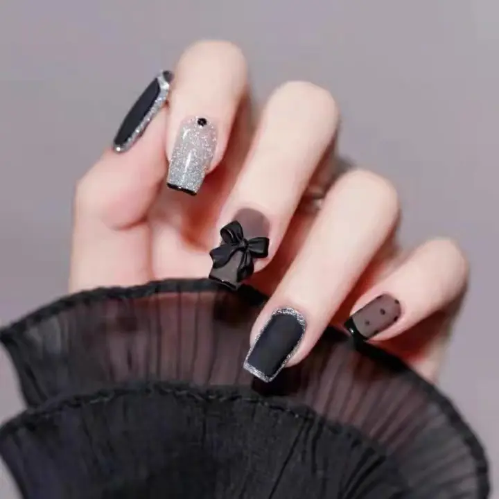 手作りネイルチップ【光療法・ブラックリボン・中サイズ・取り外し可能・ポリッシュ仕上げ】