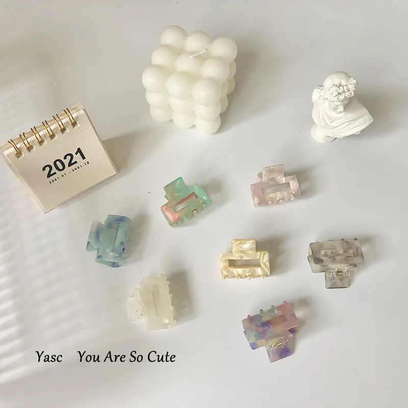 前髪斜め分けに最適なミニヘアクリップ：アセテート製かわいいデザインの実用性と使い方