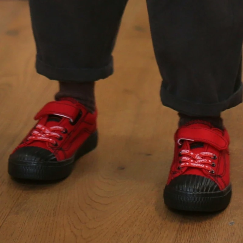 1歳半から8歳まで、子どもの足のサイズはどのくらい？この帆布シューズが成長のすべてを支える理由